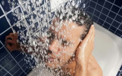Sai lầm phổ biến khi tắm có thể tàn phá da và phổi, nhiều người không biết lại coi đó là “hưởng thụ”