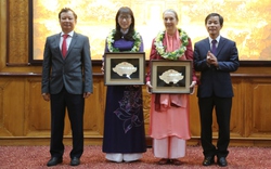 Thừa Thiên Huế tôn vinh hai nữ công dân 