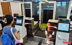 Lần đầu tiên du khách tự làm thủ tục gửi hành lý tại Nhà ga quốc tế Đà Nẵng