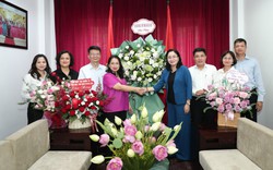Thứ trưởng Trịnh Thị Thủy thăm và chúc mừng Báo điện tử Tổ Quốc