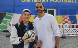 Huyền thoại MU Rio Ferdinand vỗ tay không ngớt trước màn biểu diễn của VĐV Việt Nam - Phát Freestyle