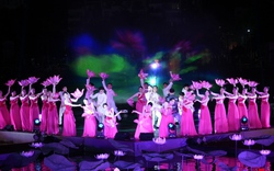 Mãn nhãn với show diễn thực cảnh sen tại Khai mạc Lễ hội sen Hà Nội năm 2024