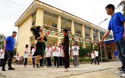 Xem xét hỗ trợ học phí, không thu học phí đối với trẻ em mầm non, học sinh phổ thông tại vùng bị ảnh hưởng bởi bão lũ