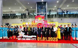 TP.HCM chào đón những vị khách du lịch đầu tiên của năm 2025