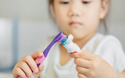 Tác hại khi trẻ nhỏ dưới 3 tuổi nuốt kem đánh răng: Giải pháp thay thế an toàn cho bé