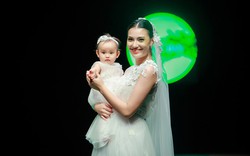 Mẹ con Hồng Quế làm vedette trong đêm mở màn Tuần lễ thời trang Việt Nam 2018