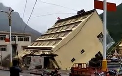 Sốc: tòa nhà 5 tầng Trung Quốc sụp đổ, trôi lềnh bềnh trên sông