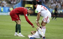 HLV Iran phản ứng gay gắt khi Ronaldo thoát thẻ đỏ