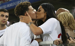 “Nụ hôn bất ngờ” của cầu thủ Anh với tình nhân ngay sau chiến thắng