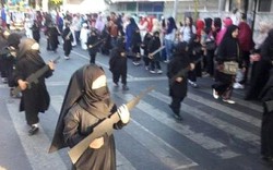 Phản ứng bất ngờ của hiệu trưởng trang phục diễu hành mẫu giáo Indonesia giống IS