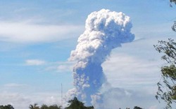 Đảo Suwalesi của Indonesia lại dữ dội núi lửa phun trào trong thảm họa kép