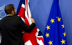 Vội “thúc lưng” EU, Anh tìm trăm cách gỡ rối Brexit
