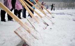 Những hình ảnh mới nhất về “công cuộc” dọn tuyết trên sân Thường Châu
