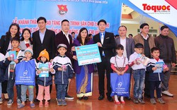 Đoàn thanh niên Bộ VHTTDL trao tặng sân chơi cho thiếu nhi Cao Bằng