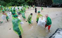 “Tây”, “ta” cùng đội mưa nhặt rác vì một Hạ Long xanh