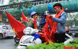 Trước trận chung kết U23 Việt Nam: Dân Hà Nội đổ ra đường bán cờ, băng rôn từ sáng sớm 