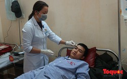 Hà Tĩnh: Bác sĩ bị người nhà bệnh nhân hành hung khi đang cấp cứu