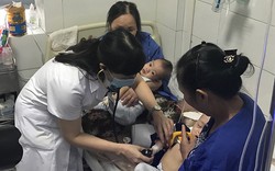 Không tiêm phòng vaccine, hai bé song sinh ở Hà Nội nguy kịch vì Sởi biến chứng viêm phổi 