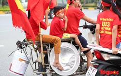 Cổ động viên vác mâm ra sân bay Nội Bài đón đội tuyển Olympic Việt Nam