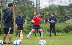 Cầu thủ nữ Hà Nội dầm mình tập luyện cùng HLV ngoại dưới mưa