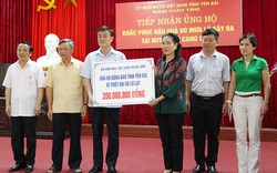 Thứ trưởng Đặng Thị Bích Liên trao quà ủng hộ người dân tỉnh Yên Bái bị thiệt hại do lũ lụt