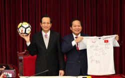 Bán đấu giá quả bóng và chiếc áo đấu đội tuyển U23 Việt Nam tặng Thủ tướng