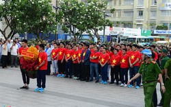 U23 Việt Nam dâng hương tại tượng đài Bác Hồ trên phố đi bộ Nguyễn Huệ