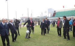 Chủ tịch FIFA Giovanni  Infantino phô diễn kỹ thuật tâng bóng tại Hà Nội