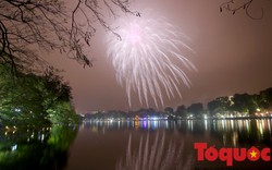 Hàng ngàn người dân Thủ đô chiêm ngưỡng màn pháo hoa mừng năm mới