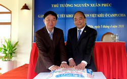 Thủ tướng gặp gỡ, tặng quà cho kiều bào nghèo ở Siem Reap