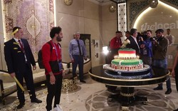 Salah nhận bánh sinh nhật nặng 1 tạ?
