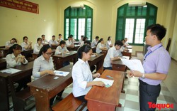Gần 30 thí sinh vi phạm trong buổi thi sáng, Đà Nẵng- Huế hàng trăm thí sinh vắng mặt