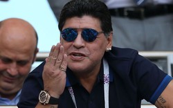 Maradona gây hấn với FIFA để phản đối quyết định trọng tài trận Anh - Colombia