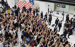Trở về sau World Cup, tuyển Nhật Bản được biển người hâm mộ chào đón