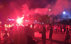 Chưa phân thắng thua, CĐV Việt Nam đã ăn mừng bằng pháo sáng rực góc sân Mỹ Đình