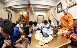 Sau thảm họa giao hữu, Olympic Thái Lan đến chùa cầu nguyện