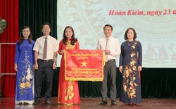 Ngành Giáo dục – Đào tạo quận Hoàn Kiếm vinh dự nhận Cờ thi đua đơn vị xuất sắc năm học 2017-2018