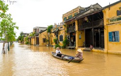 Khách du lịch đi thuyền trên đường phố Hội An do lụt