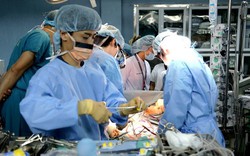 Thủ tướng khen ngợi các bác sĩ thực hiện thành công ca ghép phổi đầu tiên trên người
