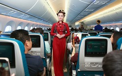 Nữ tiếp viên trình diễn áo dài “Đào Mai” trên chuyến bay đặc biệt Hà Nội – TP HCM