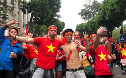 Du khách nước ngoài: “Tôi yêu cách người Việt cổ vũ cho U23“