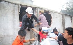 Người dân phá tường tìm lối cho tiểu thương thoát thân trong đám cháy chợ Quang