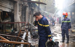 Cảnh sát PCCC nỗ lực cứu chợ Quang
