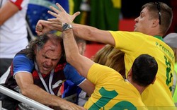 Dưới sân căng thẳng, trên khán đài CĐV Brazil vs Serbia lao vào “choảng nhau”