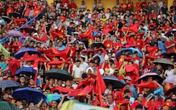 Người hâm mộ chen chân dưới mưa, hồi hộp theo từng bước chân Olympic Việt Nam