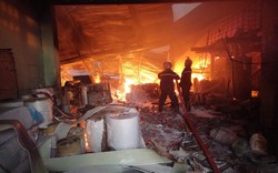 Sau 3h, vụ cháy tại THCM đã thiêu rụi 1.700 m2 của hai công ty