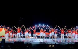 Tình yêu Việt Nam trong màn flashmob rực đỏ của đội Phan Châu Trinh 