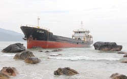 Giải cứu số phận “tàu ma” mắc cạn trên biển Đà Nẵng
