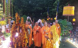 Hàng nghìn người đội mưa rước Phật ở Huế