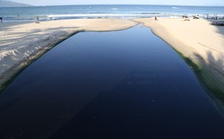 Đà Nẵng yêu cầu xử lý nước thải tràn ra biển